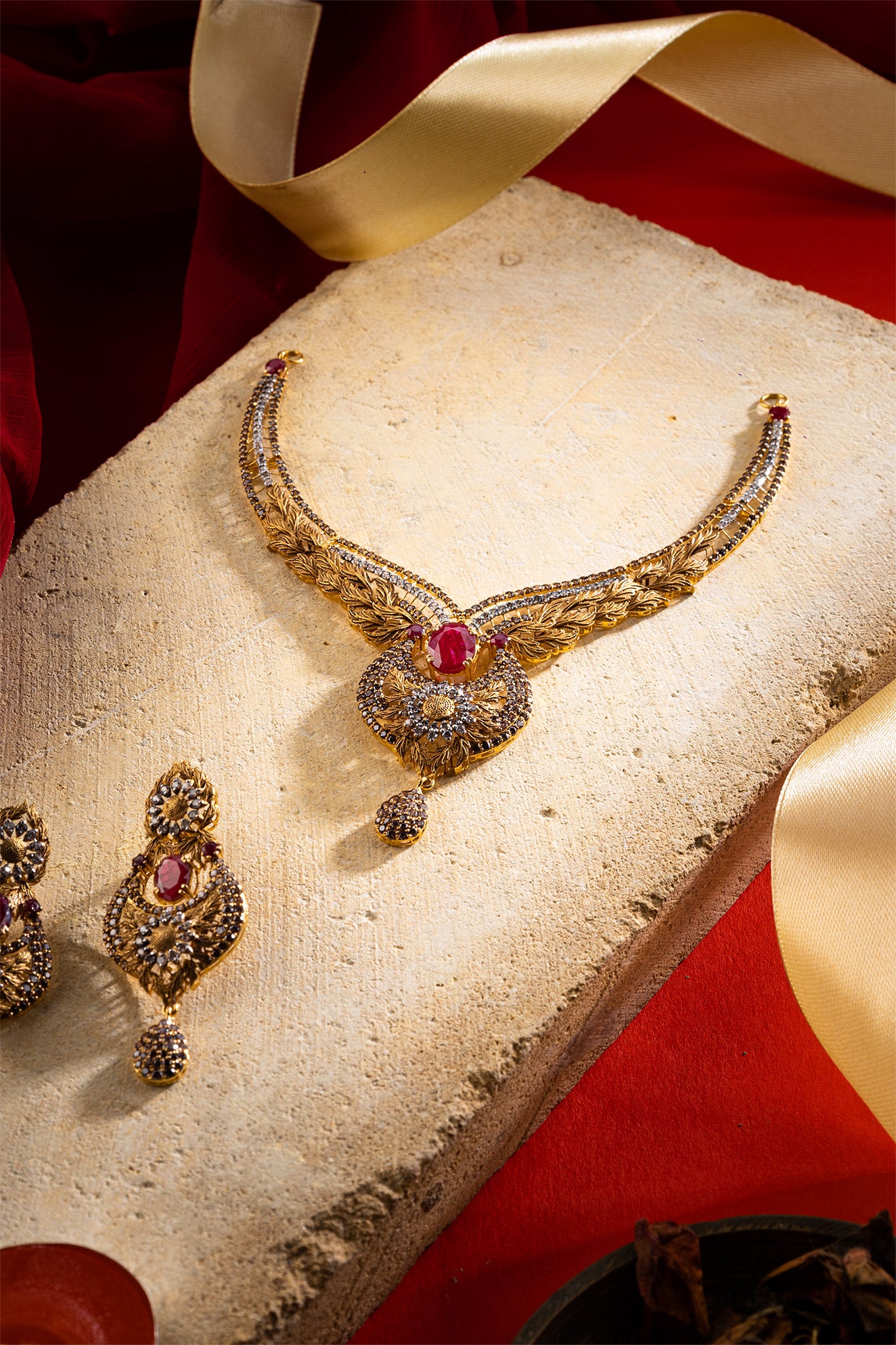 Gem Trio Gold Set – Almas Jewellers